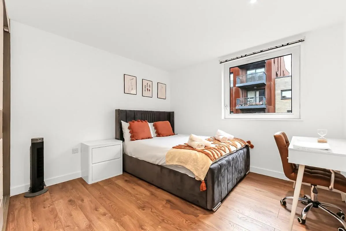 Modern 2 Bed 2 Bath Flat With Balcony Surrey Quays Apartment London
