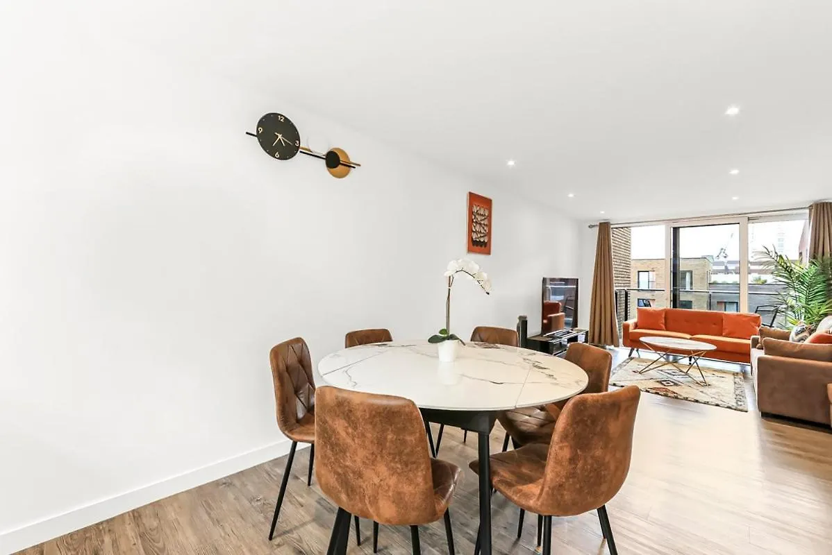 Modern 2 Bed 2 Bath Flat With Balcony Surrey Quays Apartment London United Kingdom