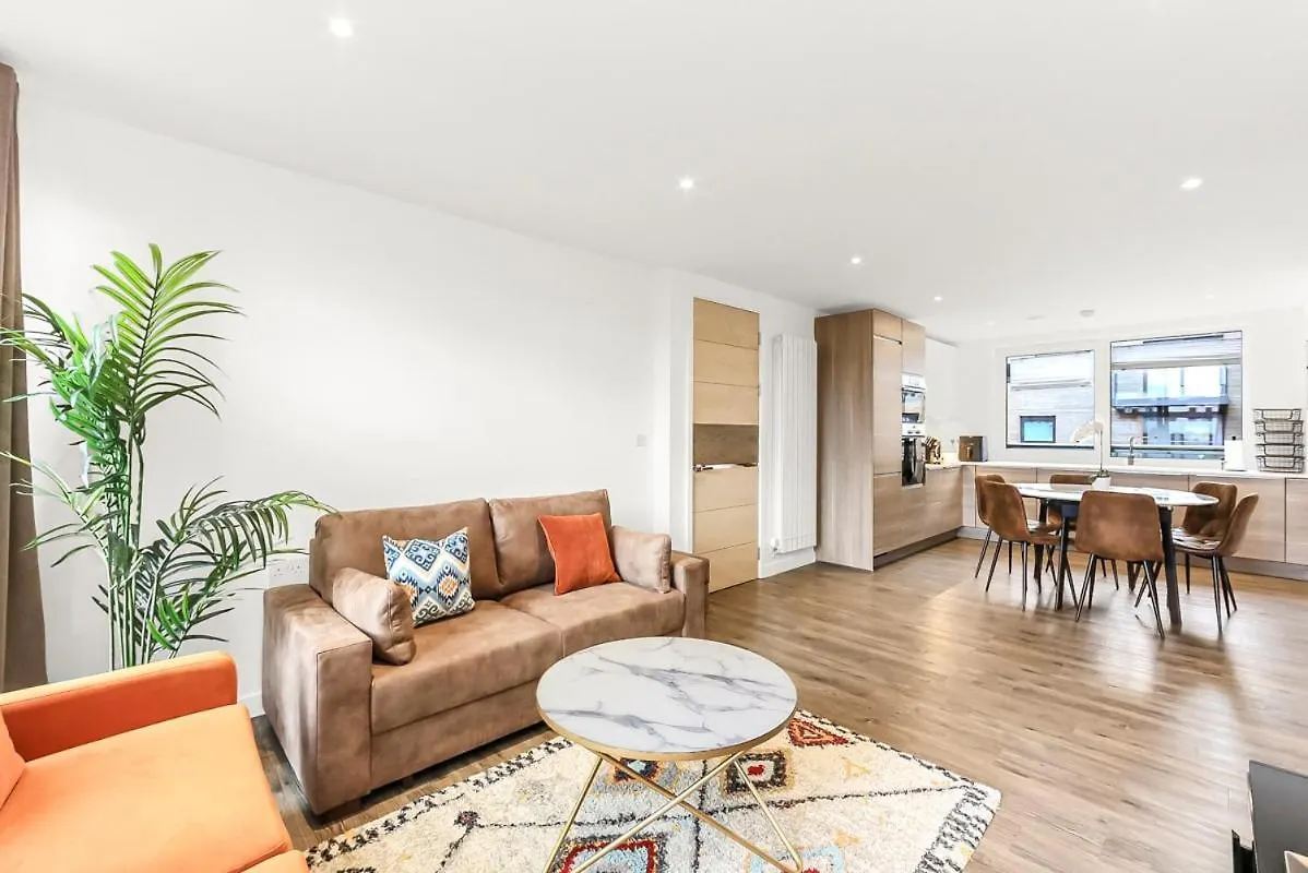 Modern 2 Bed 2 Bath Flat With Balcony Surrey Quays Apartment London