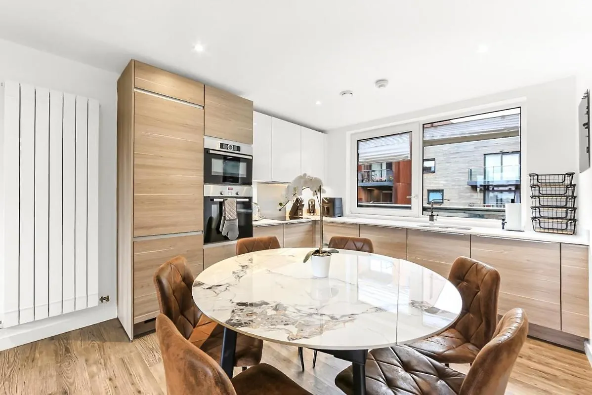Modern 2 Bed 2 Bath Flat With Balcony Surrey Quays Apartment London