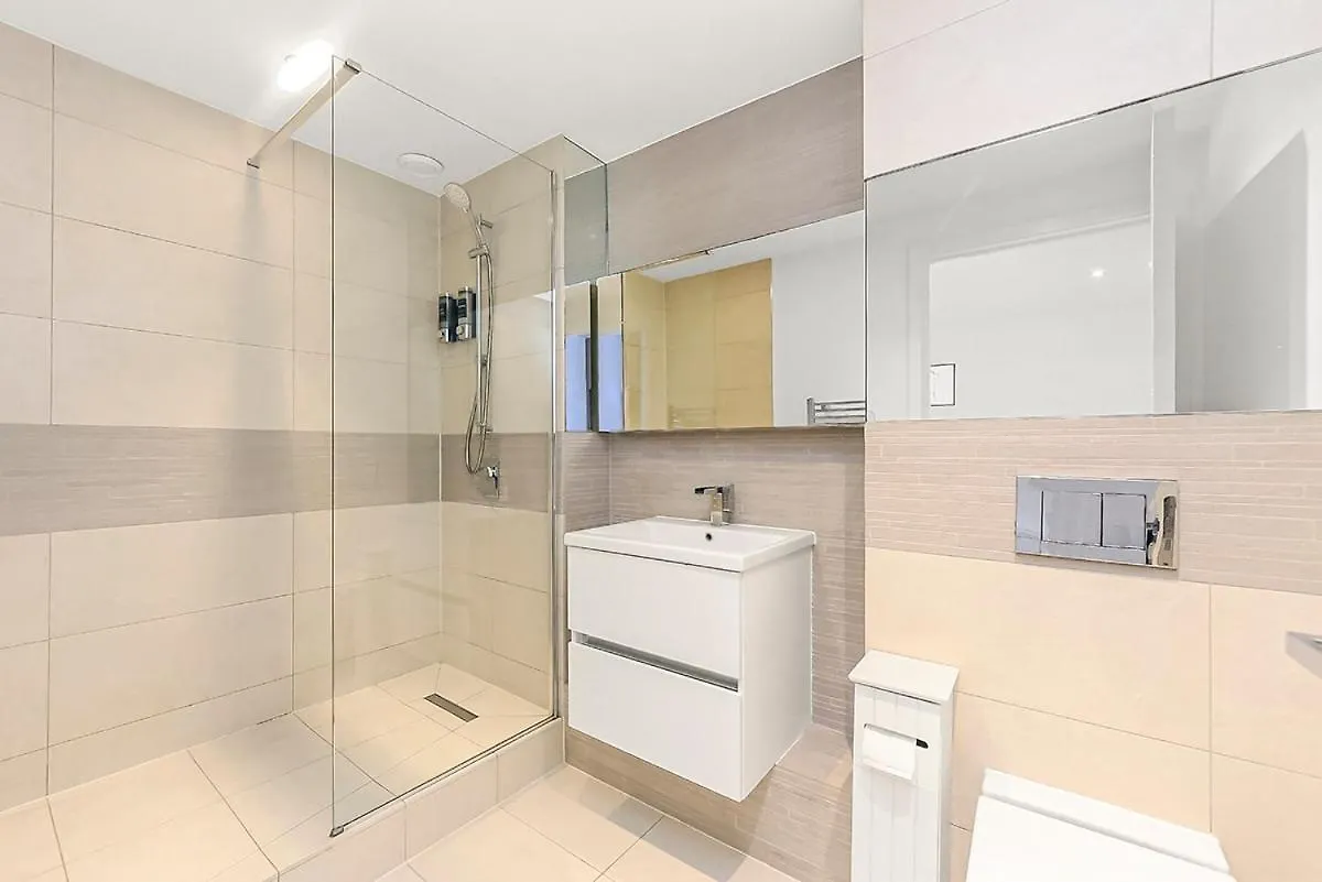Modern 2 Bed 2 Bath Flat With Balcony Surrey Quays Apartment London