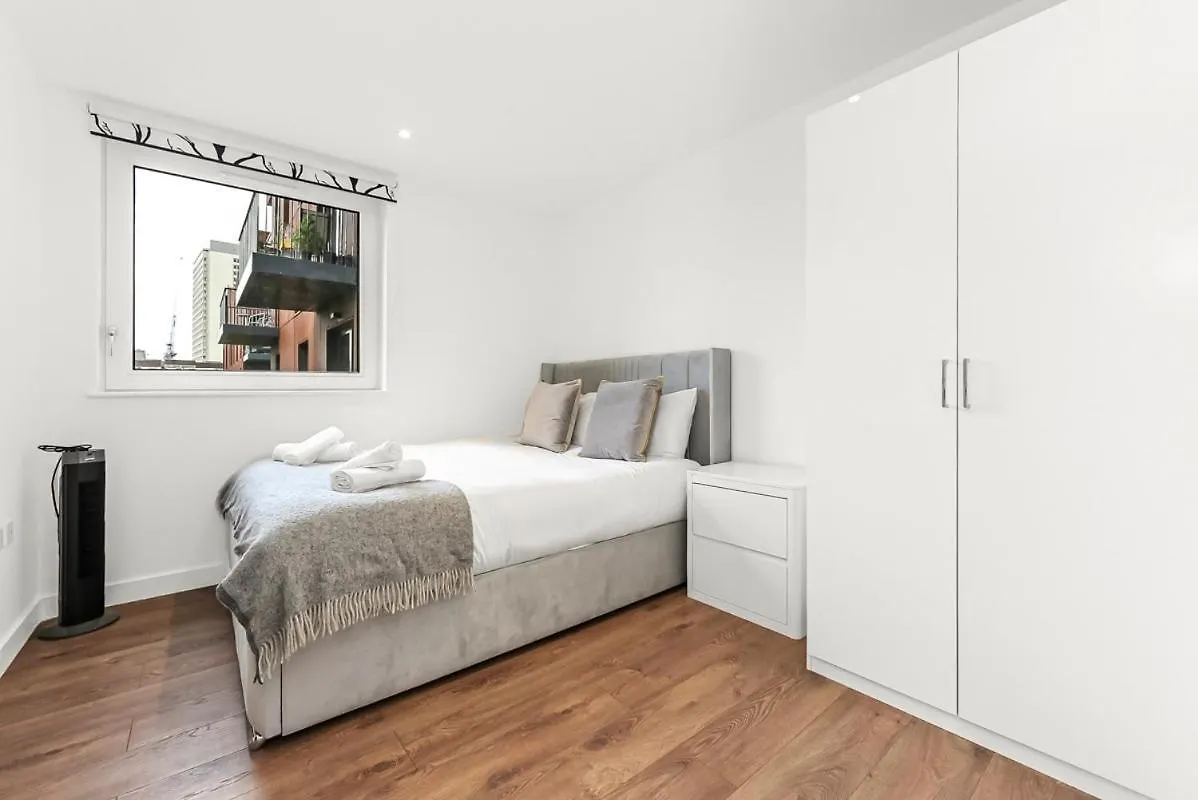 Modern 2 Bed 2 Bath Flat With Balcony Surrey Quays Apartment London United Kingdom