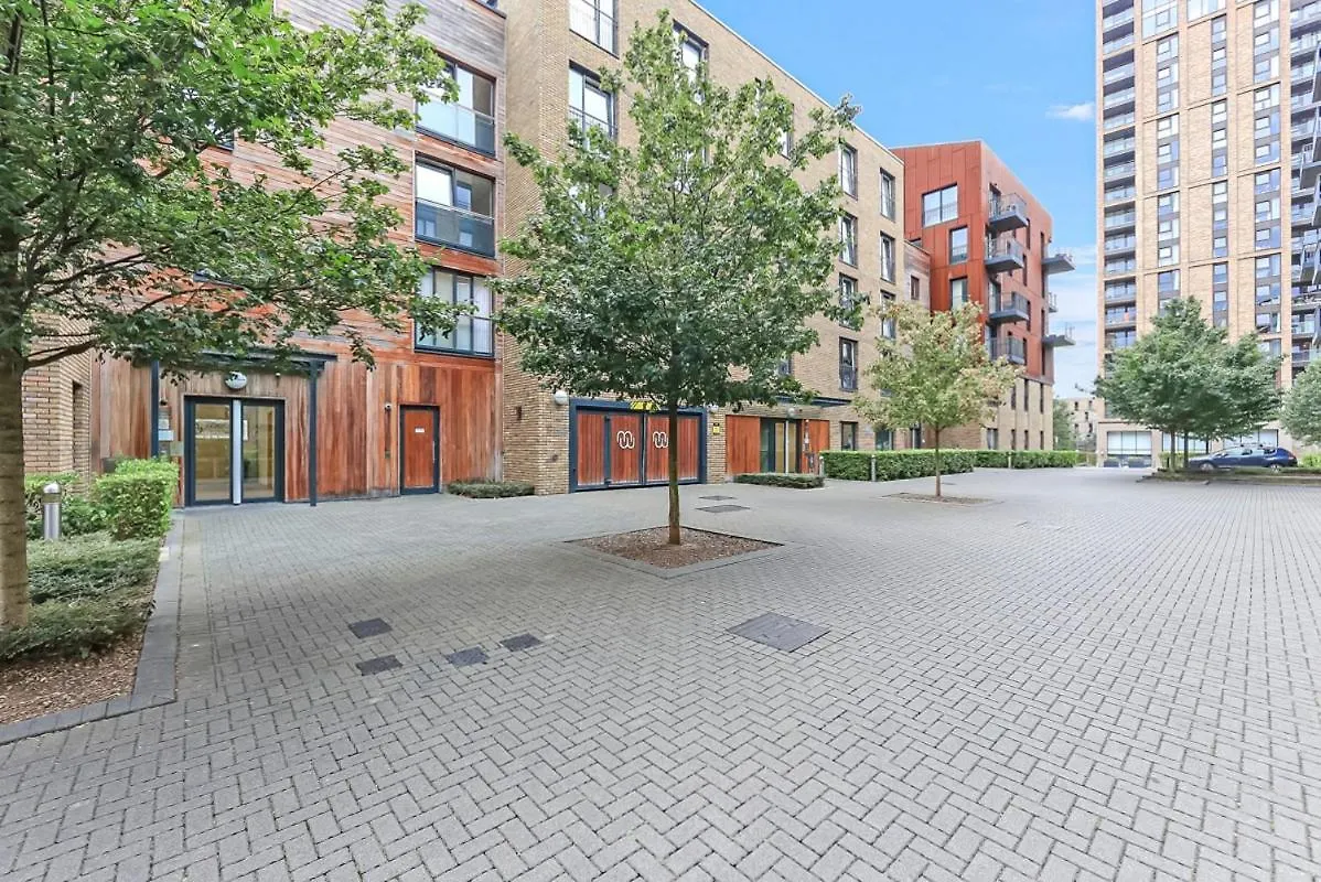 Modern 2 Bed 2 Bath Flat With Balcony Surrey Quays Apartment London